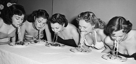 NYC Nov 1948 Broadway showgirls chowing down