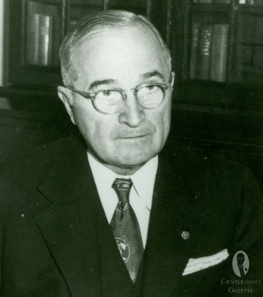 Harry-S.-Truman-wearing-the-purple-custom-tie-531x600