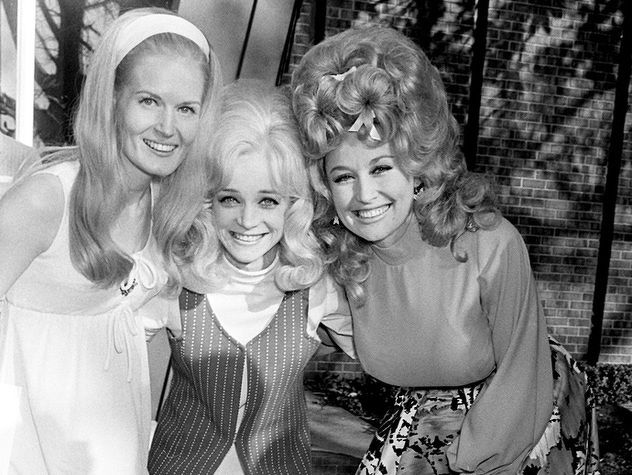 Lynn Anderson, Barbara Mandrell, and Dolly Parton 